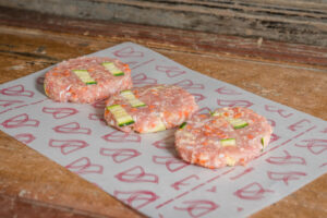 HAMBURGUESAS DE POLLO CALABACIN ,ZANAHORIA Y QUESO